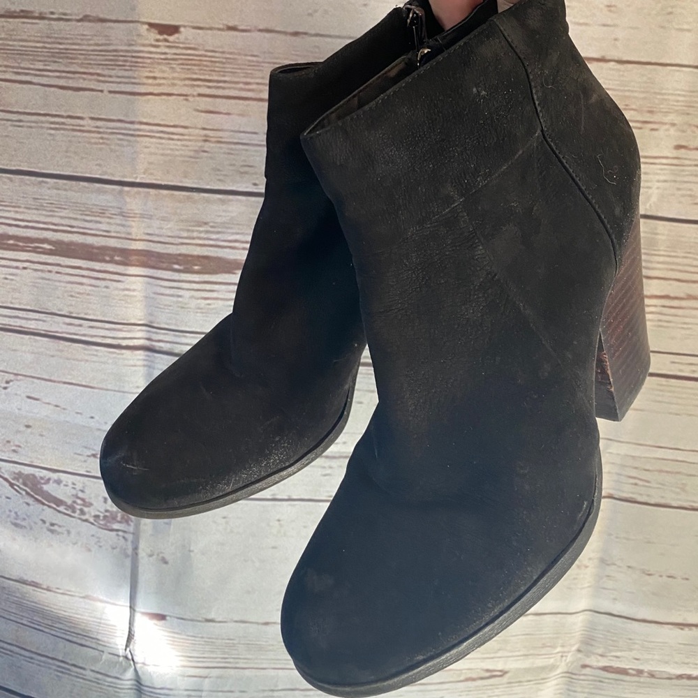 Kenneth Cole Reaction black suede block-heel booties size 10